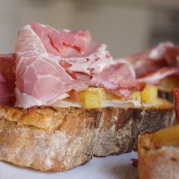 Coppa cooked in wine, Brie and potatoes