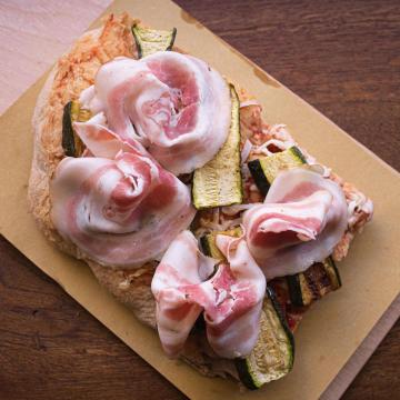 Focaccia con pancetta e zucchine