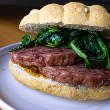 Panino con Cotechino delle Grazie e cime di rapa